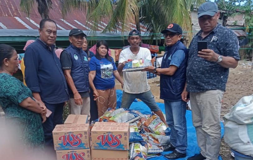 KKLR Sulsel Bagikan 1 Ton Beras Lanjutkan Pembersihan Lumpur Jalan