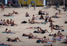 Warga USA Berhamburan ke Pantai Saat Lockdown di Cabut