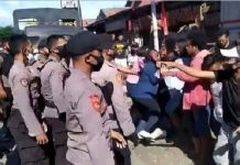 Mahasiswa Tuntut Transparansi Kepada PT.NHM, Aksi Dibubarkan Paksa Oleh Kepolisian Aksi mahasiswa lingkar tambang Halmahera Utara dibubar paksa oleh kepolisian