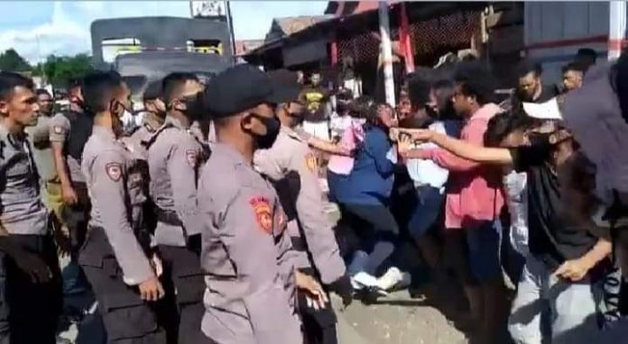 Aksi mahasiswa lingkar tambang Halmahera Utara dibubar paksa oleh kepolisian