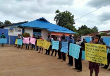 Puluhan Orang Gelar Aksi Tutup Mulut di Kantor Partai Nasdem Merauke