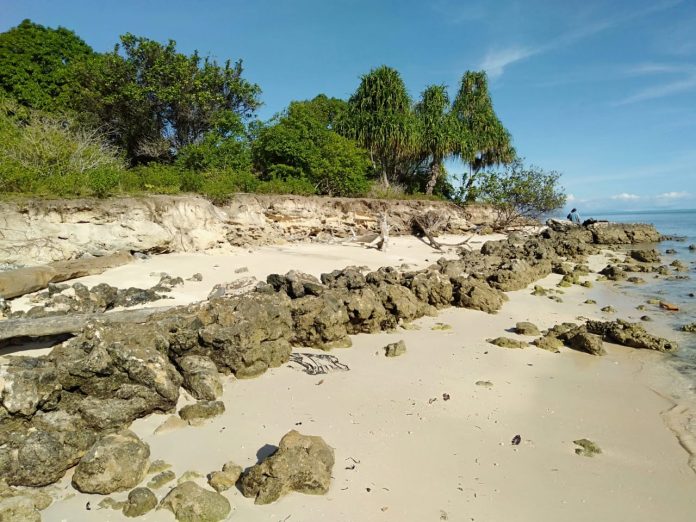 Kondisi abrasi di Desa Kalorai