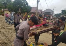 Personil BKO Polres Luwu Timur, Bantu Warga Mengevakuasi Barang Akibat Banjir Bandang