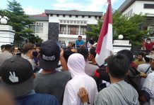 Masyarakat Geruduk Kantor DPRD Kabupaten Morotai Menuntut Transparansi Harga BBM Bersubsidi Aksi unjuk rasa Aliansi Nelayan Morotai di depan Gedung DPRD Kabupaten Pulau Morotai
