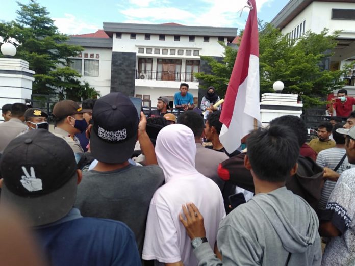 Aksi unjuk rasa Aliansi Nelayan Morotai di depan Gedung DPRD Kabupaten Pulau Morotai