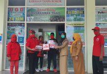 DPC PDI Perjuangan Pulau Morotai Bagi Masker ke Masyarakat Cegah Penyebaran Covid 19 Pembagian Hazmat dan APD di Puskesmas Tiley oleh DPC PDI Perjuangan Kabupaten Pulau Morotai