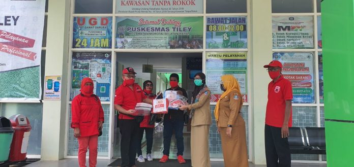 Pembagian Hazmat dan APD di Puskesmas Tiley oleh DPC PDI Perjuangan Kabupaten Pulau Morotai