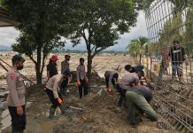 Hari Ke 13 Pasca Banjir Luwu Utara, Brimob Polda Sulsel Terus Bersinergi Berikan Bantuan Kemanusiaan