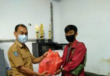 Mahasiswa KKN UKI Toraja Terima Bantuan Fasilitas Pembelajaran Dalam Program Kakak Angkat