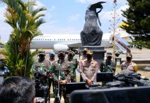 Transit di Makassar, Panglima TNI dan Kapolri Gelar Konferensi Pers