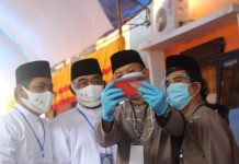 Basli Ali-Saiful Arif Menjadikan Rival Politiknya Sebagai Kawan Demokrasi Photo: Basli Ali-Syaiful Arif saat mengajak rival politiknya untuk selfie bersama