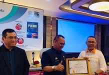 Bedah Buku Pledoi, Hasan Sijaya, Tadjuddin Rachman Terima Penghargaan