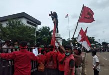 Sempat Ditahan Saat Aksi Penolakan UU Omnibus Law, LMND Morotai Akan Kepung Porles Kab. Pulau Morotai LMND Kab. Morotai melakkukan unjuk rasa penolakan terhadap UU Cipta Kerja yang telah disahkan oleh DPR