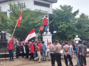 Massa aksi melakukan deminstrasi di depan gedung DPRD Kab. Pulau Morotai