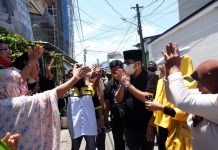 Golkar Bagikan Sarung Tangan untuk Pedagang Pasar Sawah, None Ingatkan 4M