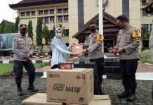 Bosowa Peduli Serahkan Bantuan 500.000 Masker ke Polda Sulsel