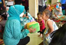 Kunjungi Warga Terdampak Bajir, Ketua PKK Sulsel Serahkan Bantuan