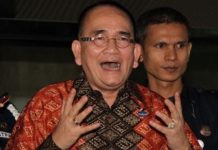 Ruhut Serang Fisik Pigai, “Kaca saja takut lihat gantengnya kau MERDEKA”