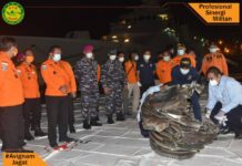 Komandan KRI Cucut, Mayor Laut Orri Ronsumbre, Serahkan Turbin Pesawat Sriwijaya SJ-182 ke Posko Terpadu JICT