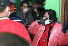 Risma Kunjungi Korban Tanah Longsor Sumedang