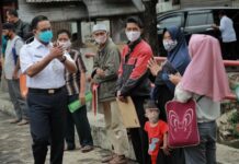 Gubernur DKI, Anies Baswedan Pantau Penyerahan Bantuan Sosial Tunai ke Orang tua Siswa Sekolah Dasar