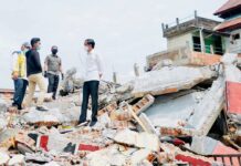 Mengunjungi Korban Gempa di Mamuju, Jokowi: Pemerintah Pusat Beri Bantuan Perbaikan Rumah yang Mengalami Kerusakan