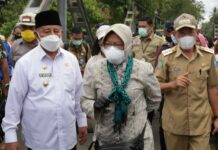 Mensos Risma Beri Bantuan Korban Banjir di Halmahera Utara