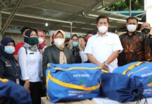 Mensos Serahkan Bantuan bagi Korban Banjir Manado