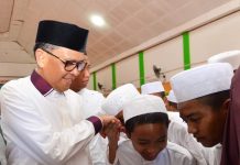 Gubernur Sulsel, Beri Dana Intensif Kepada Guru Mengaji di Kabupaten Bone dan Wajo