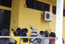 Mahasiswa Universitas Cokroaminoto Palopo Melakukan Aksi Demonstrasi di Depan Rektorat Aksi Aliansi Mahasiswa UNCP di depan gedung Rektorat (15/01/2021)
