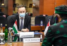 Terima Menlu Hungaria, Sandiaga Uno Gunakan Kain Tenun Kaledupa dari Sultra