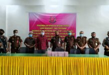 Incraht, Rachmad Sampetoding, Kembalikan Kerugian Keuangan Negara Senilai Rp1.3 Milyar Foto Kepala Kejaksaan Negeri Pasangkayu dan Jajaranya menerima eksekusi kerugian keuangan negara dari keluarga terpidana kasus kasus korupsi Pembangkit Listrik Tenaga Mikro Hidro, atas nama terpidana Rachmad SR Sampetoding. Senin (1/2)