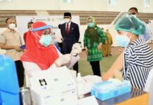 Gubernur Sulsel: 4.804 Nakes di Makassar Diberikan Vaksinasi COVID-19 Foto Gubernur Sulsel Nurdin Abdullah, kunjungi kegiatan vaksinasi COVID-19 bagi para Nakes di GOR Unhas. Senin (1/2)