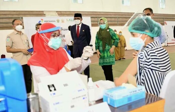 Foto Gubernur Sulsel Nurdin Abdullah, kunjungi kegiatan vaksinasi COVID-19 bagi para Nakes di GOR Unhas. Senin (1/2)