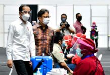 Menkes Dampingi Presiden Tinjau Vaksinasi COVID-19 Masal Dilingkup Kemenkes