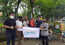 Makassar Peduli Sesama Turun ke Jalan Bagikan Nasi Bungkus
