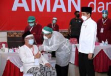 Di Semarang, Jokowi Menyaksikan Para Ulama dan Tokoh Agama Lainnya Menerima Vaksin Covid-19