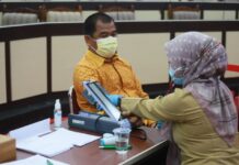 Puluhan Anggota DPRD SulSel Ikuti Program Vaksinasi Di Ruang Rapat Paripurna