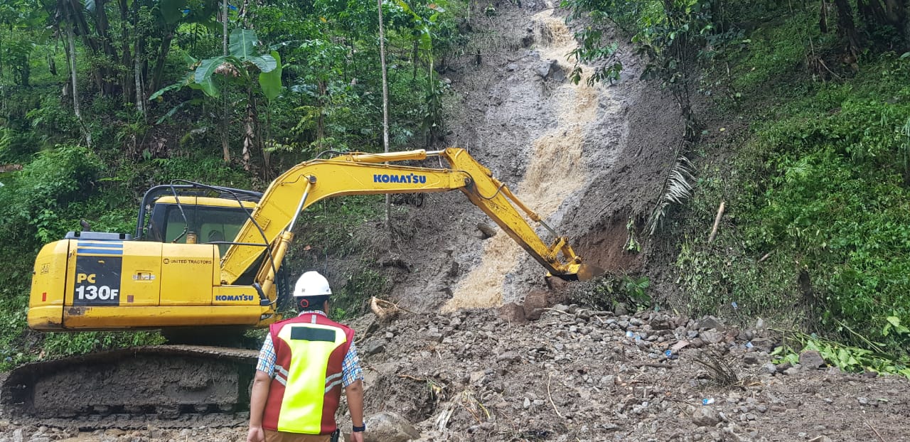  Video Alat Berat  Angkut Material Longsor Kadis PUPR 