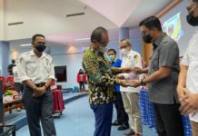 Wabup Edy Manaf Terima Penghargaan Alumni Inspiratif IKA Komunikasi Unhas
