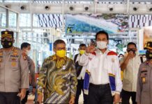 Taufan Pawe Jemput Azis Syamsuddin di Bandara Hasanuddin