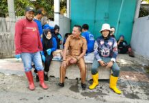 Warga Jalan Abdul Kadir Beri rasa Simpatiknya kepada Tim Penanggulang Banjir Pemkab Bulukumba