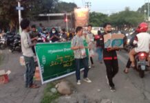Peduli Ramadhan Mahasiswa Papua Barat Berbagi Takjil di Depan Pintu Satu Unhas