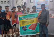 Jelang Lebaran, Loyalis Erick Thohir Bagikan Sajadah Hingga Pelosok Papua