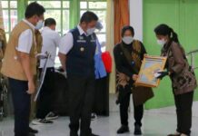 Mensos Risma Serahkan Bantuan Kepada Keluarga Bharatu Anumerta I Komang Wira Nath, Korban Penembakan KKB