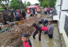 Tak Ada Libur, Terima Laporan Warga, Tim Pengendali Banjir Bulukumba Bersihkan Genangan Air