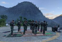 Ditengah Medan Tugas Prajurit TNI-AD, Tetap Melaksanakan Ibadah Puasa Ramadan dan Berbagi dengan Masyarakat