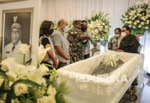 Wagub Papua, Klemen Tinal Dimakamkan di Timika, Upacara Pemakaman Secara Militer
