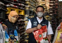 Gubernur Anies Baswedan Salurkan Bansos ke 1.007.379 Keluarga di Jakarta