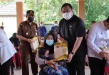 Rachmat Gobel menyalurkan beras fortivit, Guna Menekan Angka Stunting